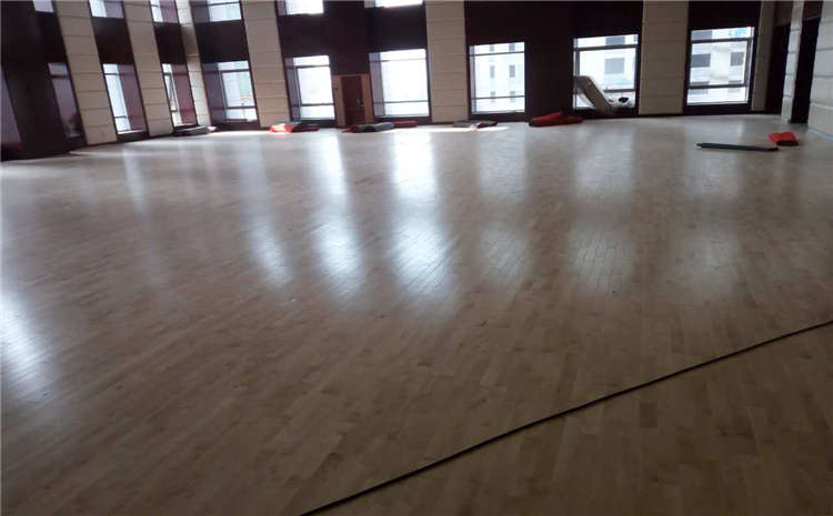 枫桦木风雨操场运动地板施工技术方案