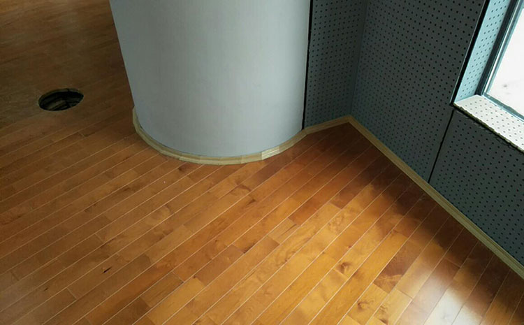 枫桦木体育馆实木地板多少钱一平米？