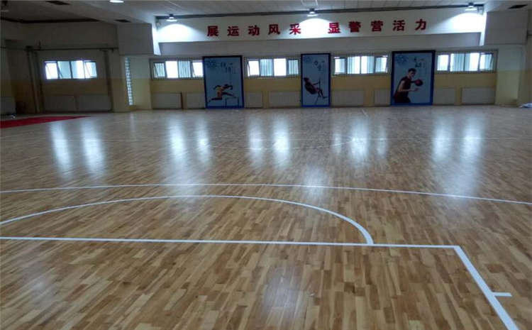五角枫舞台实木地板翻新施工